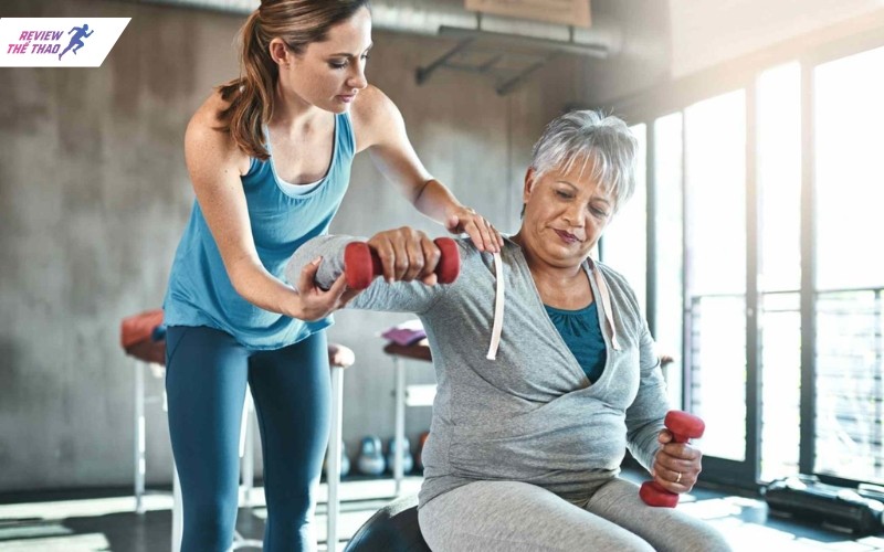 Phụ nữ 50 tuổi có thể tập tạ nhẹ